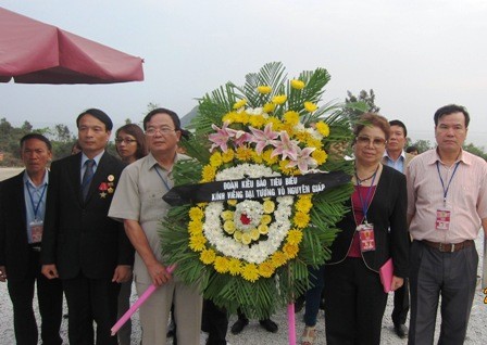 Делегация вьетнамских эмигрантов почтила память генерала армии Во Нгуен Зяпа - ảnh 1